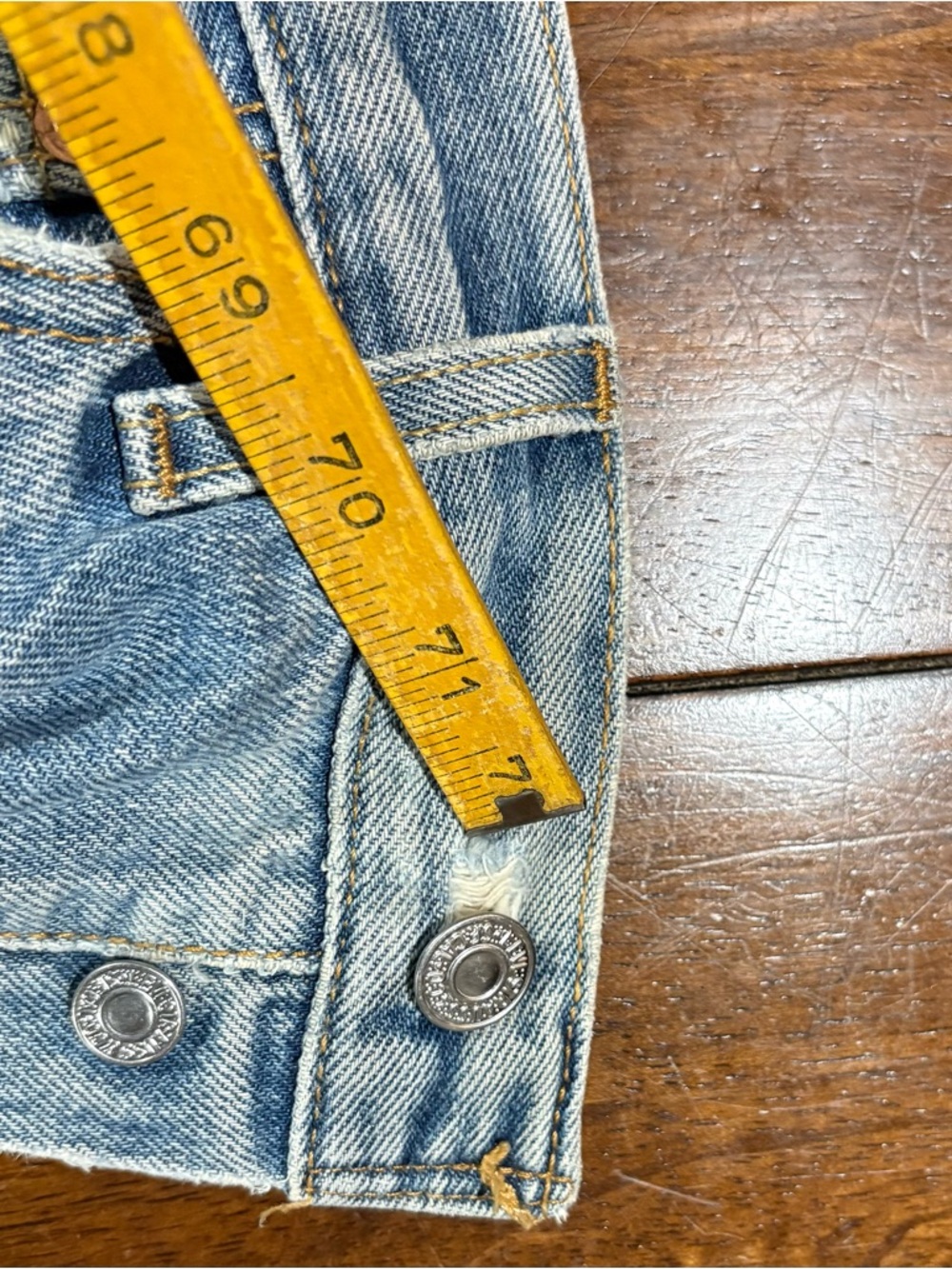 Vintage Levi's 501 Med/Light Wash Button Fly Blue Jeans - Picture 9 of 13